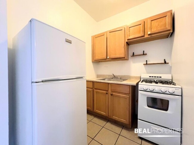 Building Photo - 1 bedroom in CHICAGO IL 60625
