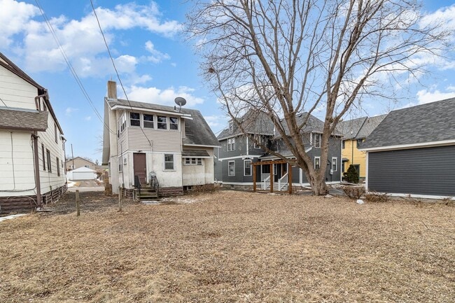 Building Photo - 3 Bed | 1 Bath in Heart of St. Paul