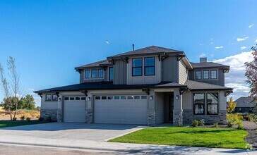 Building Photo - Welcome to this stunning 5-bedroom, 3.5-ba...