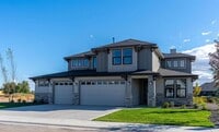 Building Photo - Welcome to this stunning 5-bedroom, 3.5-ba...