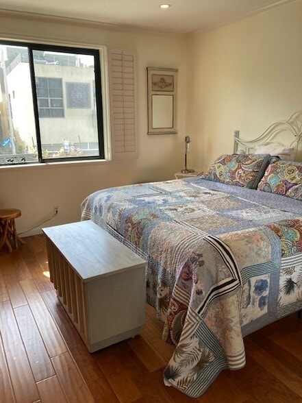 main bedroom - king bed - 5100 Via Dolce