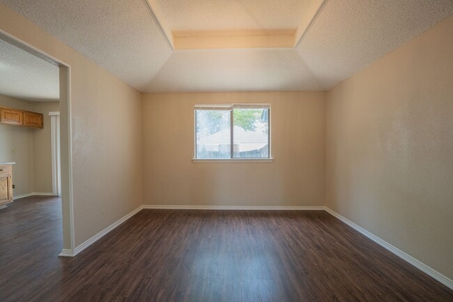 Building Photo - Freshly Updated 3-Bedroom Home on a Corner...