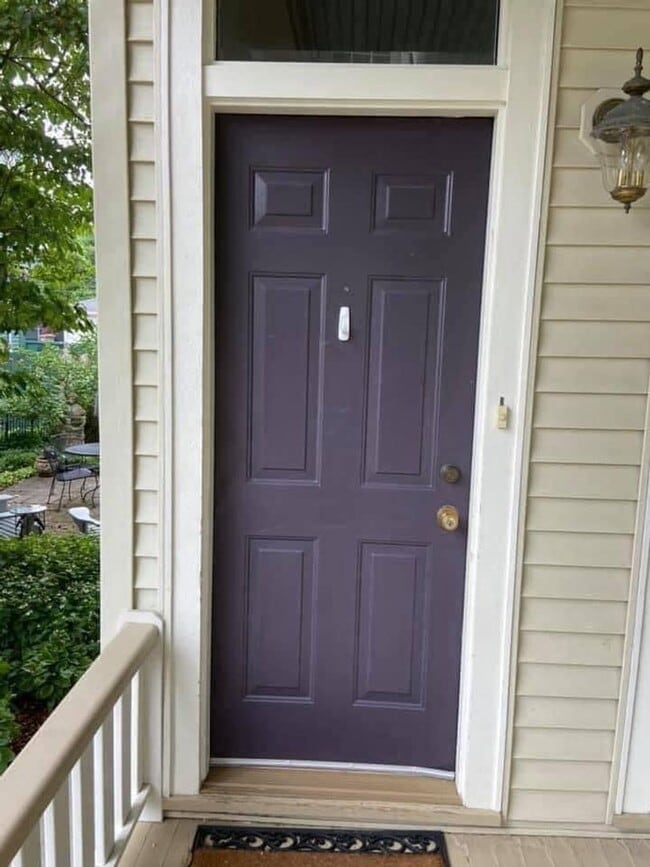 Building Photo - 720 SE Riverside Dr