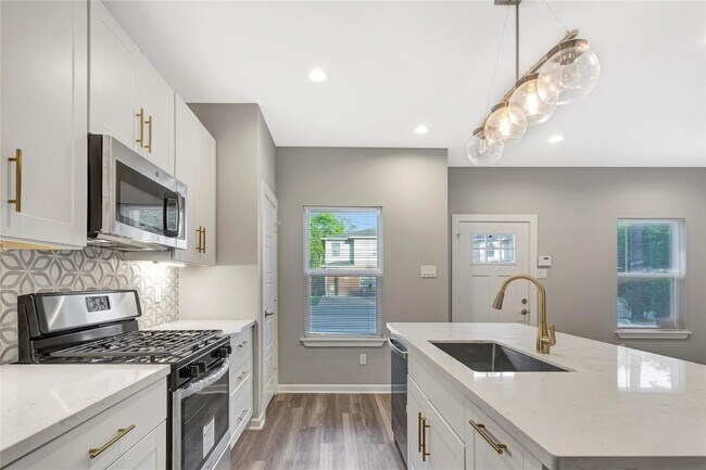 Building Photo - 6824 Dumble St