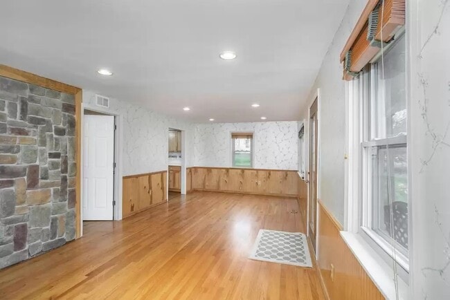 Building Photo - 4980 Ainsley Ave