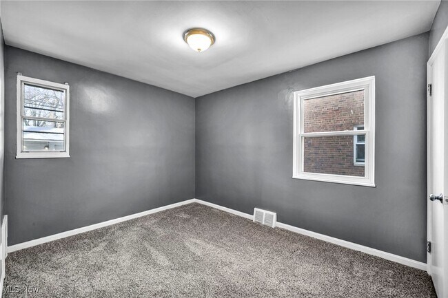 Building Photo - 422 E 222nd St