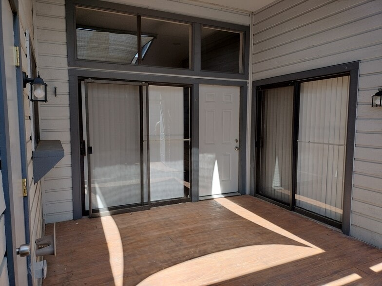 Building Photo - 608 Bellaire Dr