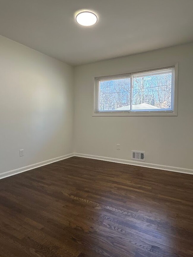 Building Photo - 3 bed and 1 bath in Fulton!