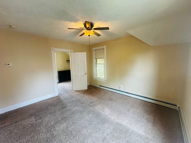 Building Photo - Charming 3 Bedroom Single Family Home Avai...
