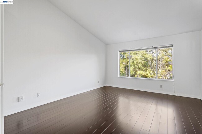 Building Photo - 493 S Clovercrest Ln