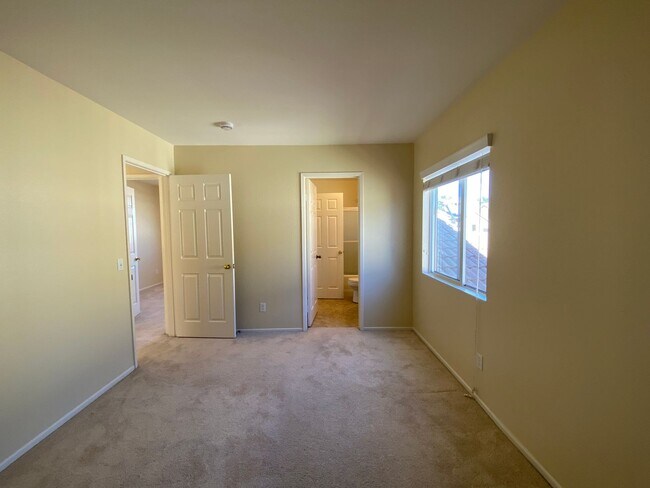 Building Photo - Beautiful Spacious 3BR/2.5BA Located in the Ivey Glenn Community!!