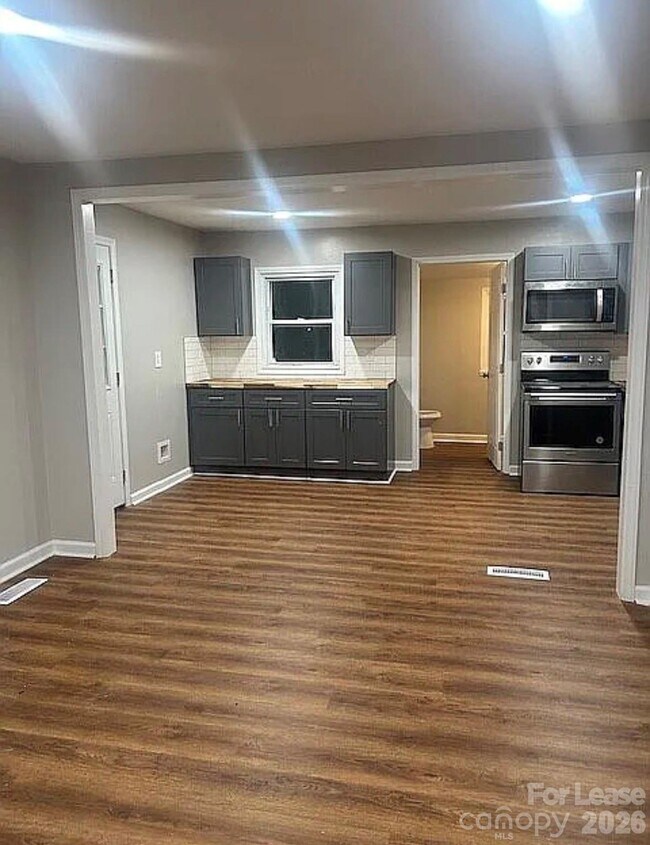 Building Photo - 740 Log Cabin Dr