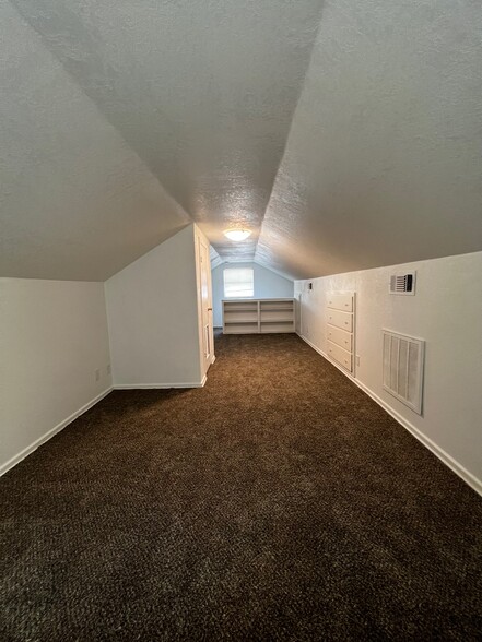 UPSTAIRS ROOM - 405 N Avenue D