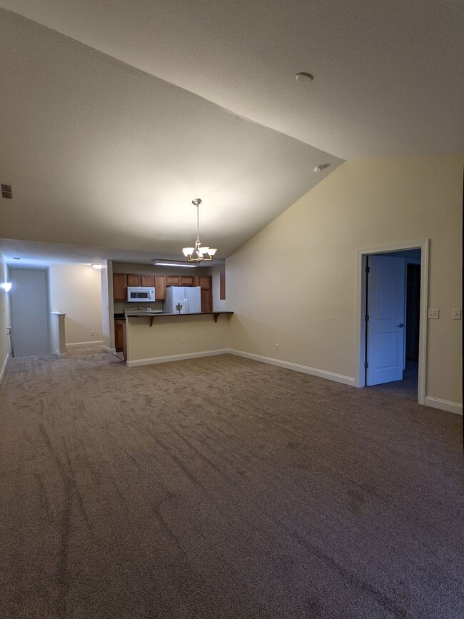Building Photo - Spacious Condo off Hendersonville Rd