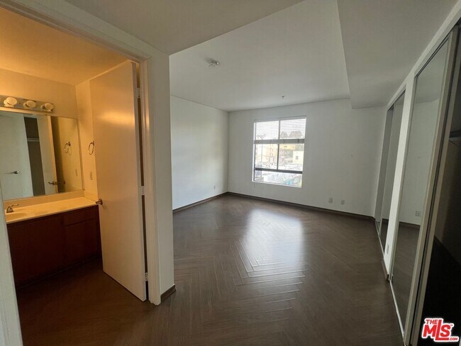 Building Photo - 625 S Berendo St