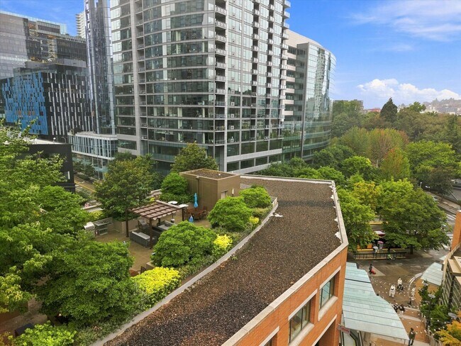 Building Photo - 910 Lenora St