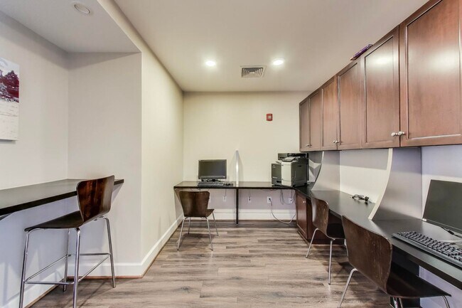 Building Photo - Light-filled 2bd/2ba right on S Four Mile Run $2850