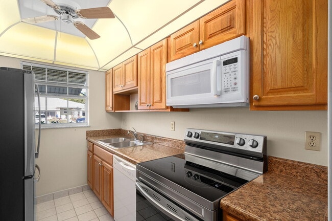 Building Photo - 911 Savannas Point Dr