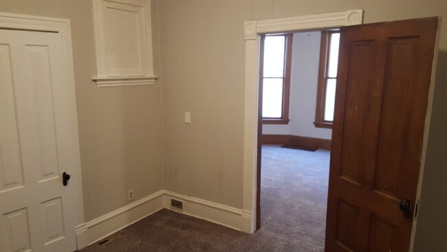 Building Photo - Charming 1-Bedroom Retreat on Colfax Ave – Your Cozy Minneapolis Haven Awaits!