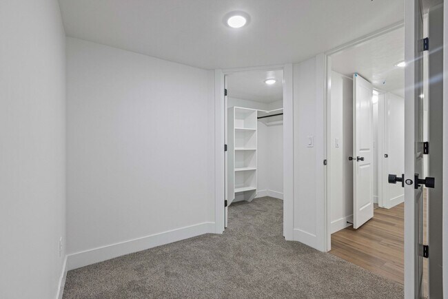 Building Photo - B532AG