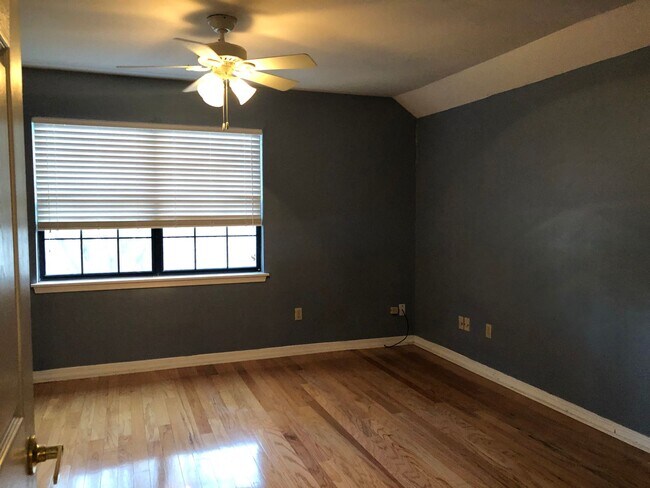 Building Photo - 10114 Village Green Dr