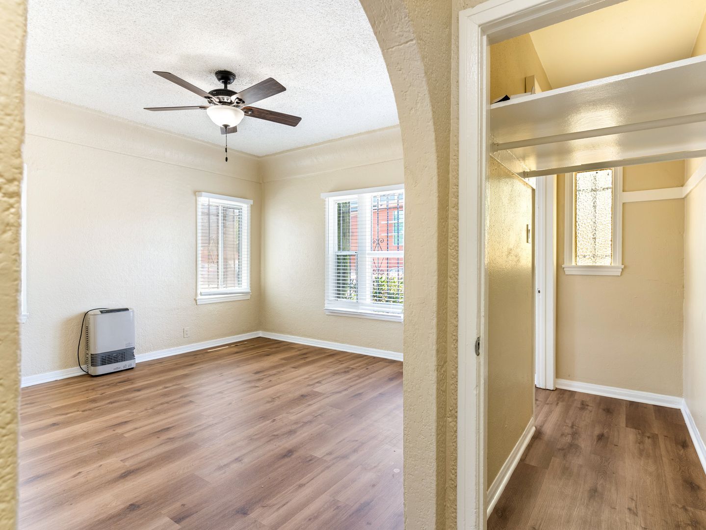 Building Photo - 1324 N Peterson Ave