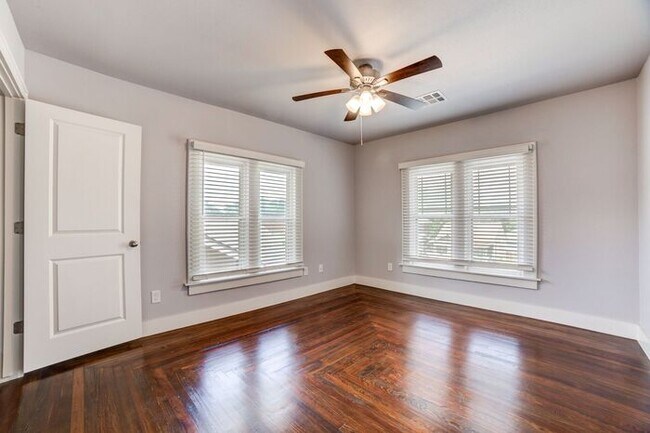 Building Photo - 3/2.5 Dream Home With Lots Of Charm