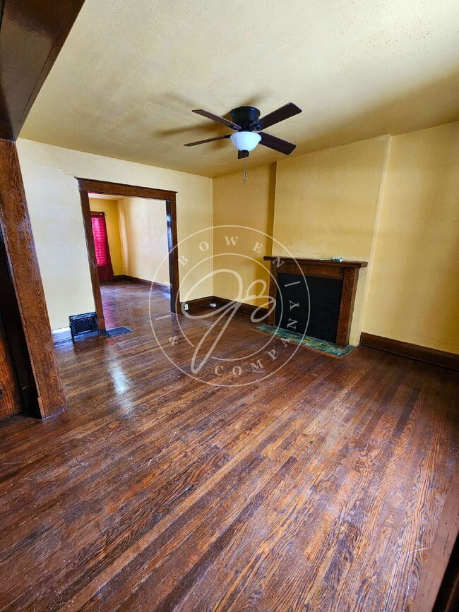 Building Photo - 2 bed 2 story townhouse! Individual basement! Front and back entrances with porch!