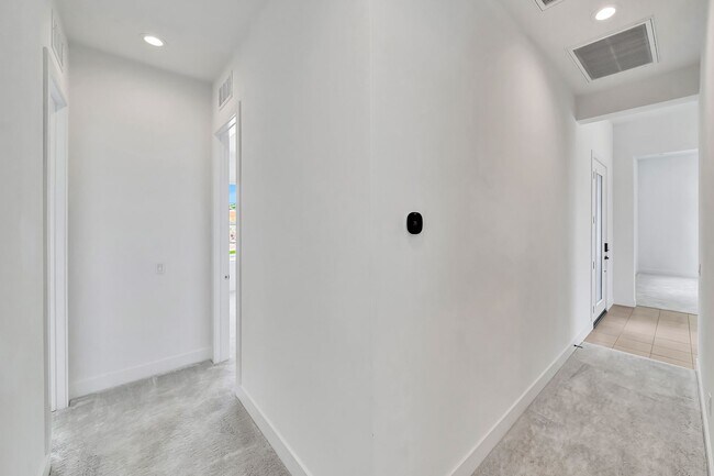 Building Photo - 30000 N Camino los Robles