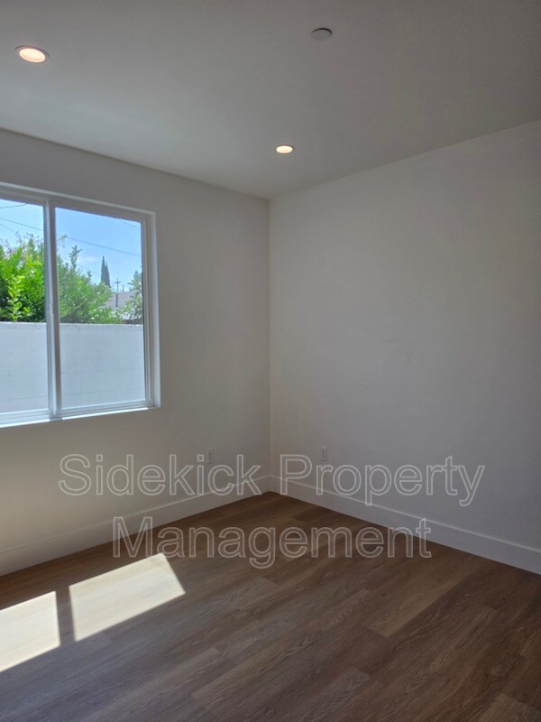 Building Photo - 432 W Garfield Ave