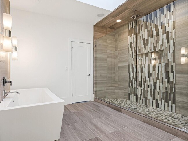 Building Photo - Beautifully built, renovated home boasts 5 BD, 5 BT, providing ample space for a growing family a...