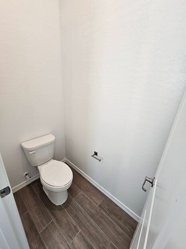 Building Photo - Wonderful new build with family fun amenities