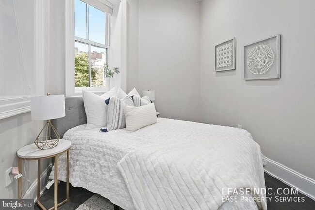 Building Photo - 1330 Vermont Ave NW