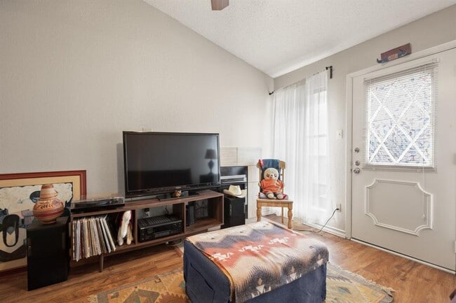 Building Photo - 806 W 24th St