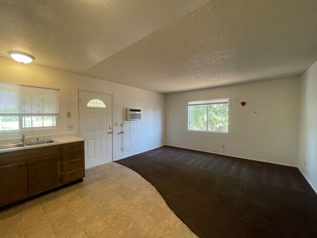Building Photo - West Lancaster 1 Bedroom
