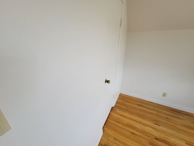 Building Photo - 4 bedroom 2 bath near campus!