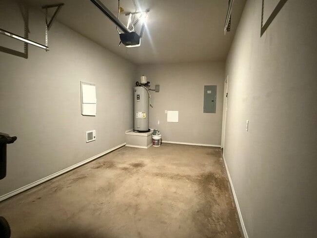 Building Photo - Quick access Ft. Sam, Randolph, and the airport