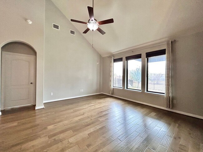 Building Photo - Bright & Beautiful 4 Bed, 3.5 Bath Home with Room for Everyone