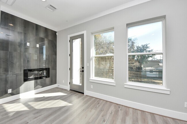 Building Photo - 602 W 28th St