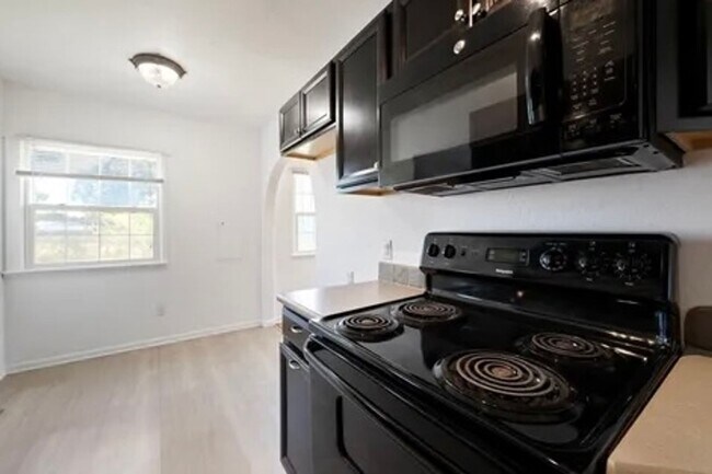 Building Photo - Charming 2 Bedroom Home with Fenced Backyard in Central Kennewick!