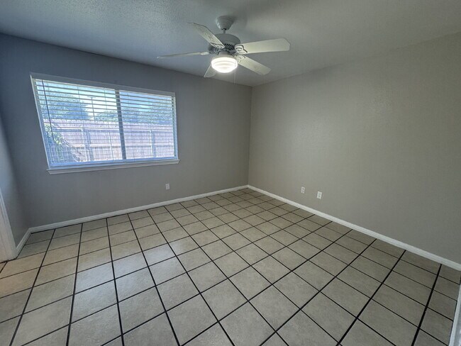 Building Photo - 2-Bed 2-Bath 1-Car Garage easy access to W...