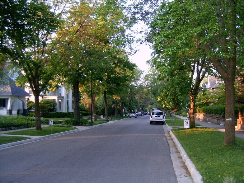 Building Photo - 556 College Ave SE