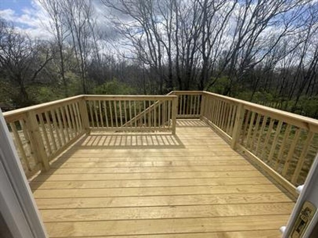 Building Photo - Newer Home off Hurstbourne