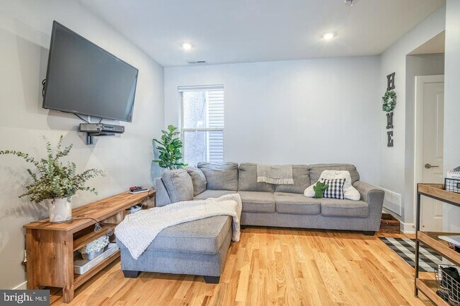 Building Photo - 1431 N 5th St