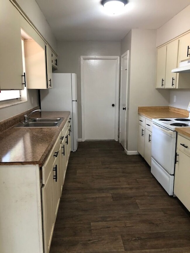 Building Photo - 3 Bed 2 Bath Home on Huge Corner Lot | Gar...