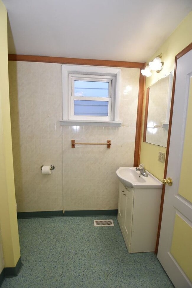 Building Photo - Close to Downtown Mishawaka- 2 bedroom duplex apartment