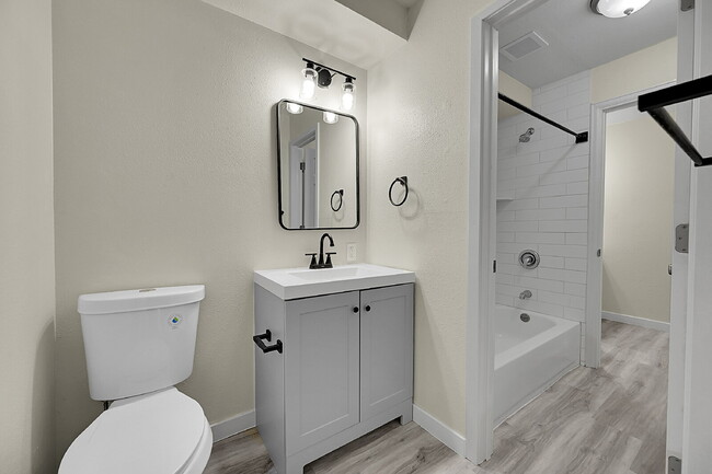 Building Photo - $1,595.95 - 2-bed, 1 bath, located in Centennial