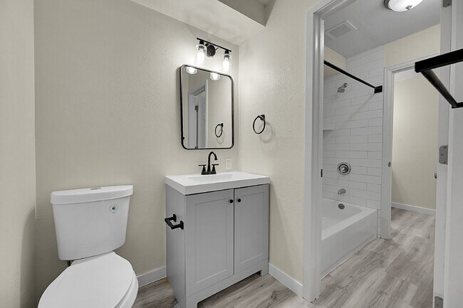 Building Photo - $1,695.95 - 2-bed, 1 bath, located in Centennial