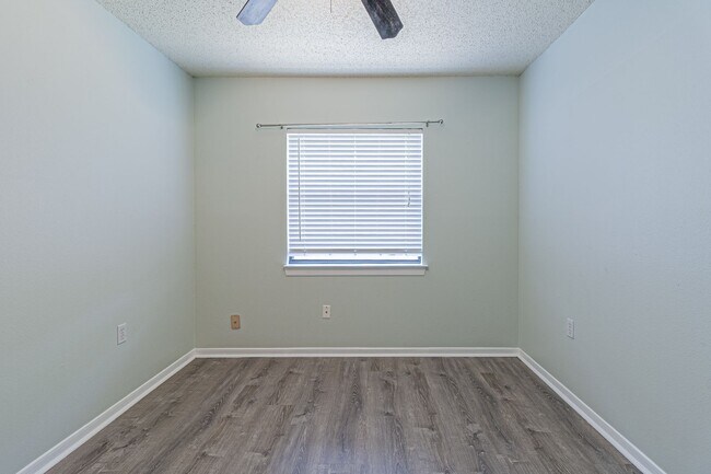 Building Photo - Modern Design 3 Bedroom 2 Bath, 2 car Gara...