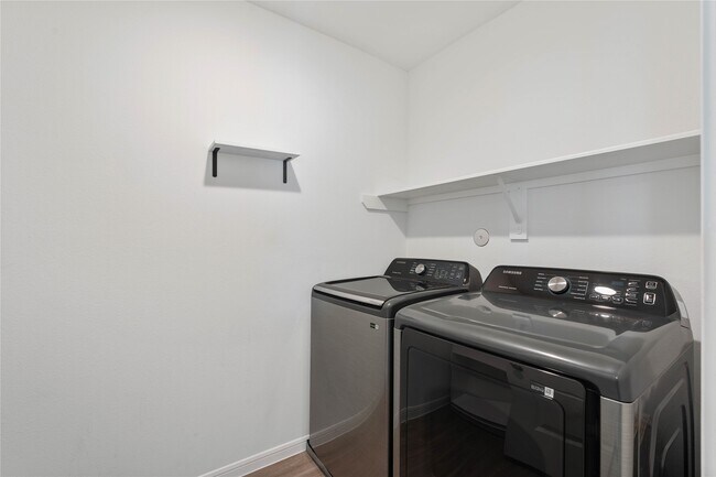 Building Photo - 229 Seven Pnes Dr